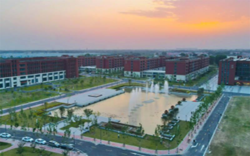 河南新乡工商职业学院_校园风光_学校景色