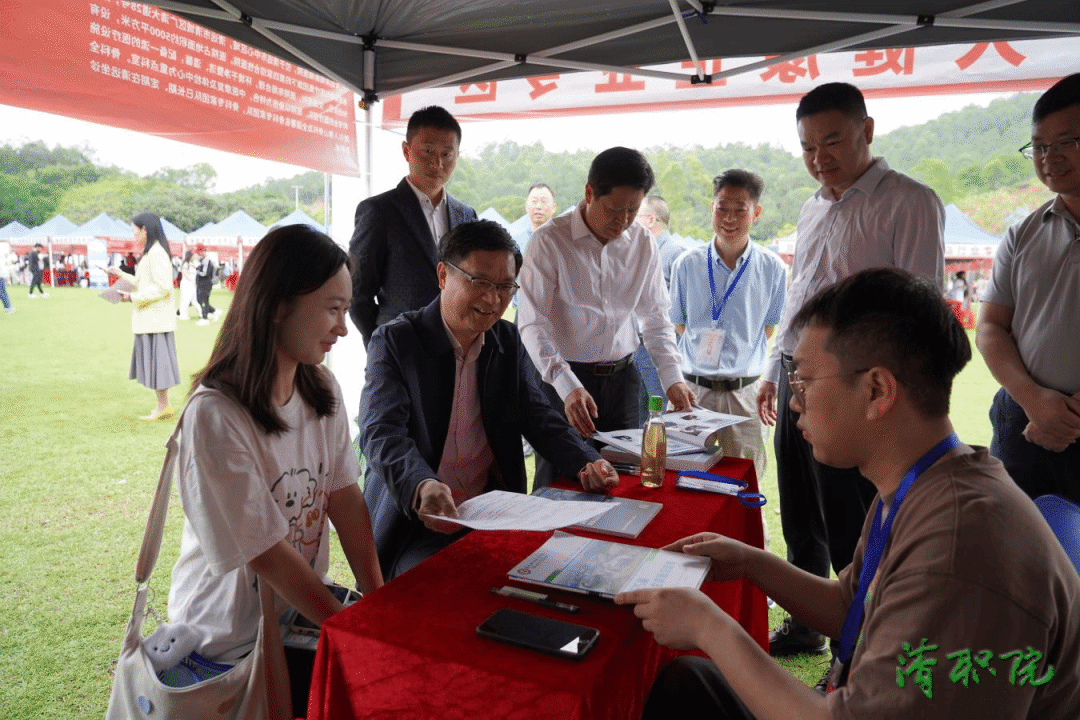 学校领导视察招聘会.png