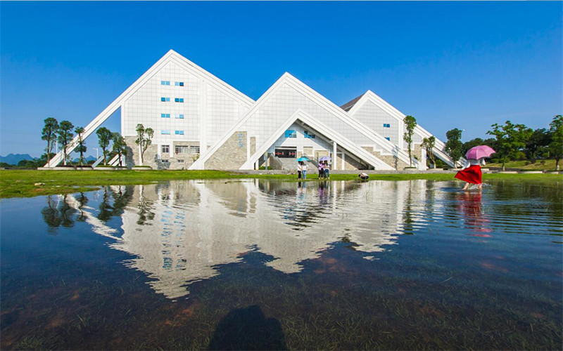 桂林旅游学院 gallery image 2