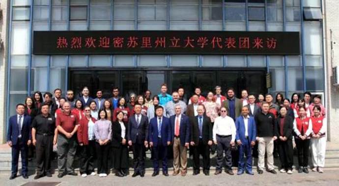 代表团来访合影